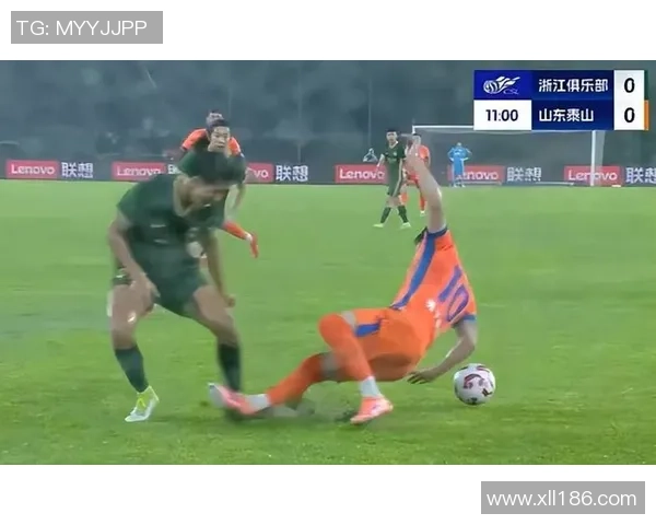 足球明星因比赛中肘击动作引发巨大争议裁判判罚与舆论热议不断