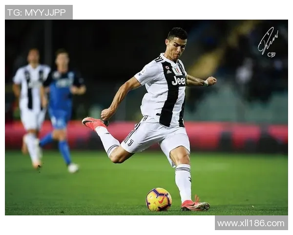 足球球星与女星短袖时尚碰撞 引领潮流新风尚