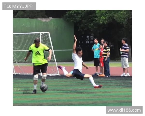 足球巨星传奇：从绿茵场到全球舞台的荣耀与挑战